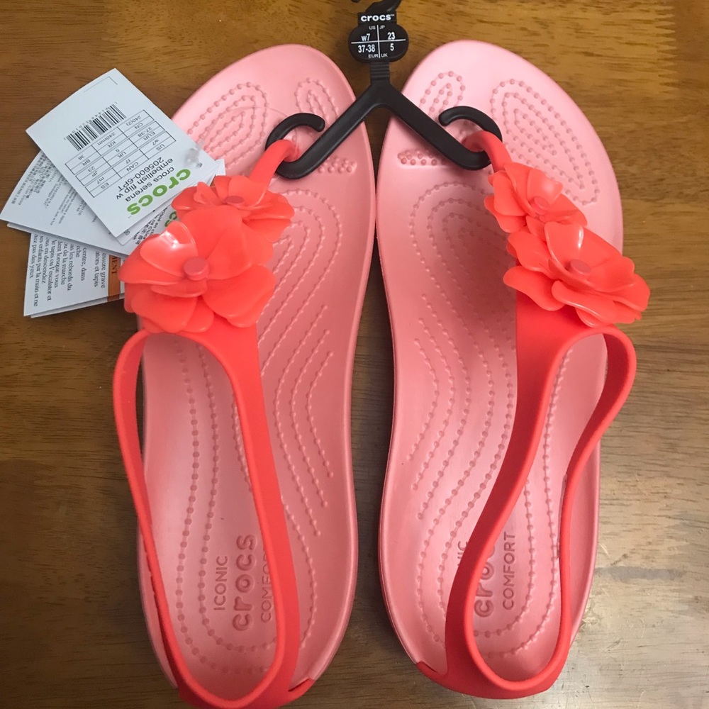 NWT Crocs bright coral flip flips. Size 7